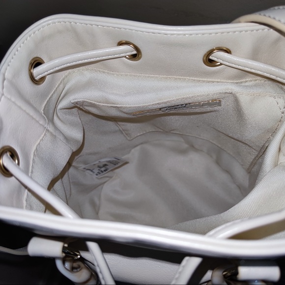 Bucket bag with large chain - Picture 7 of 7